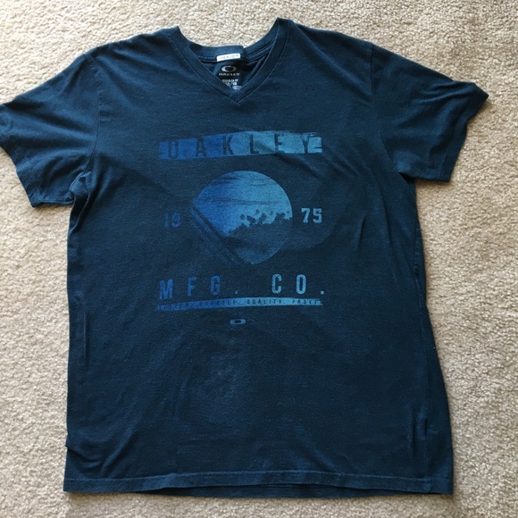 Oakley Other - Oakley V-neck t-shirt XL